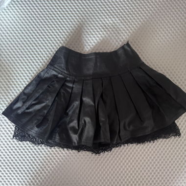 Gonna mini plissettata nera con dettagli in pizzo