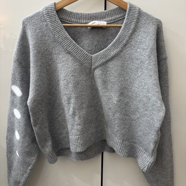 Grau gekürzter V‑Ausschnitt-Pullover