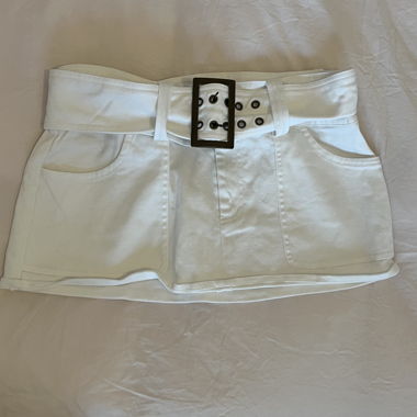 Jupe courte blanche avec ceinture