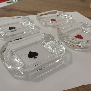 Cendrier en verre à thème cartes