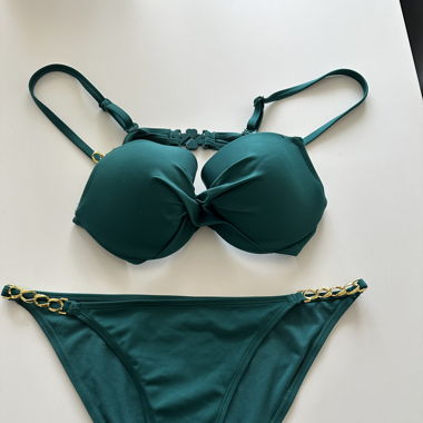Bikini in Tannengrün