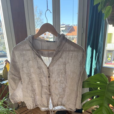 Leichte Bluse mit gestickten Blumen