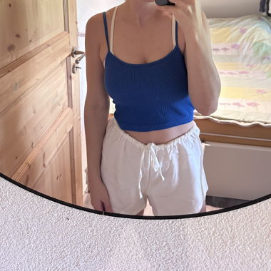 Blaues bauchfreies Oberteil