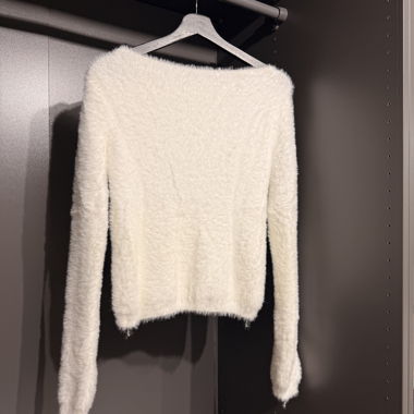 Weisser flauschiger Pullover