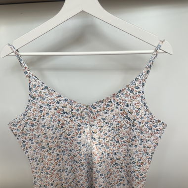 Blumen Top mit Rückenausschnitt