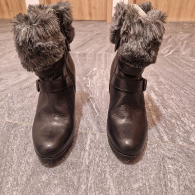 Schwarze Leder-Stiefeletten