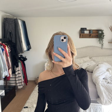Schwarzes One-Shoulder-Top
