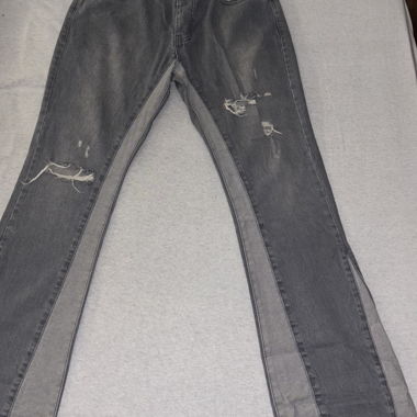 Graue Jeans mit Destroyed-Look