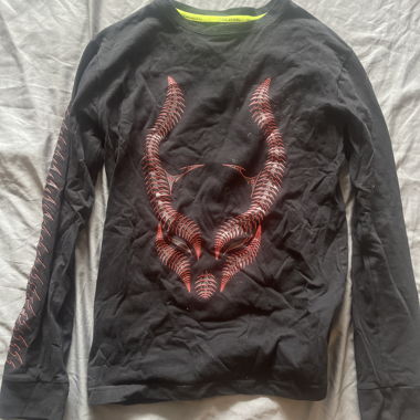 T-shirt a maniche lunghe nero con motivo rosso