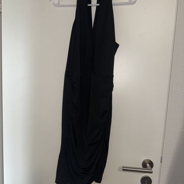 Schwarzes Neckholder-Kleid
