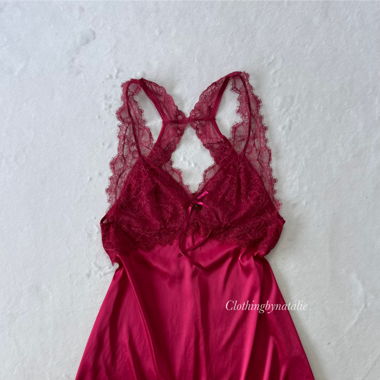 Robe nuisette en satin rouge (S/M)