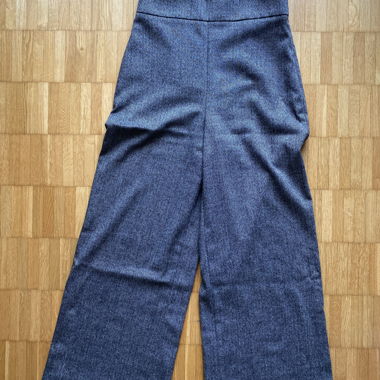 Graue Hose mit weitem Bein