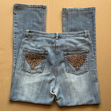 Jeans en denim clair à poches arrière brodées