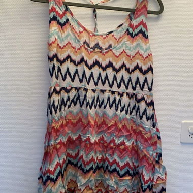 SOMMERKLEID MIT ZICKZACKMUSTER GRÖSSE M