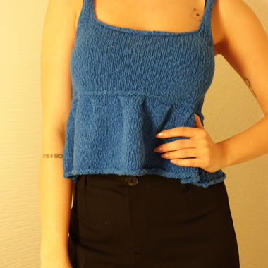 Blaues gestricktes ärmelloses Peplum-Top