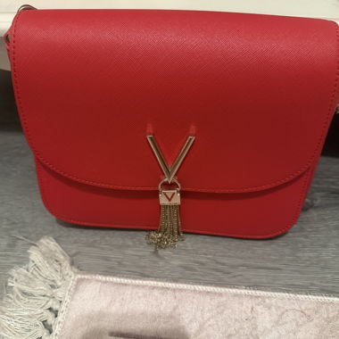 Rote Umhängetasche