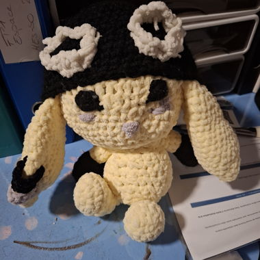 Peluche lapin crochetée fait maison jaune et noire