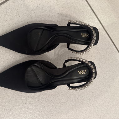 Schwarze Zara-Pumps mit Strassriemen