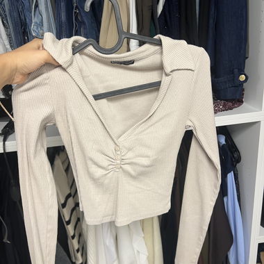 Top corto con scollo profondo