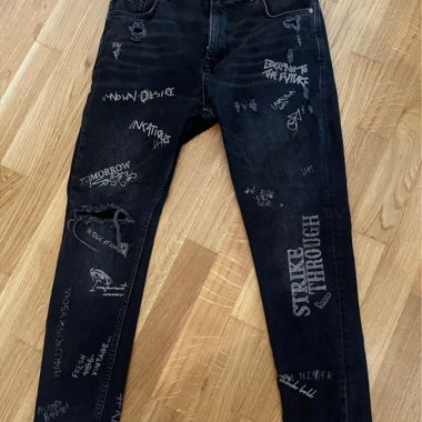 Jeans skinny neri con grafiche
