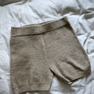 shorts in maglia marrone
