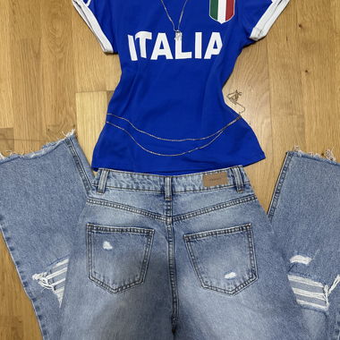 Jeans strappati Terranova con maglia Italia