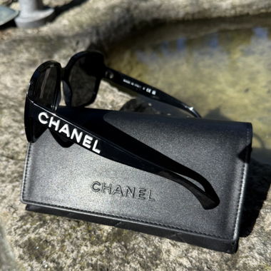 Lunettes de soleil Chanel avec étui