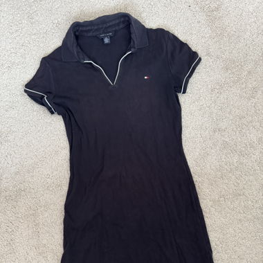 Dunkelblaues Kleid mit Kragen