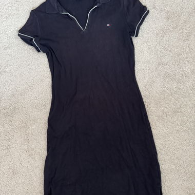 Dunkelblaues Kleid mit Kragen