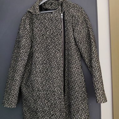 Cappotto nero e bianco con cappuccio e zip