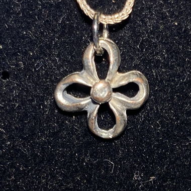 Ciondolo per collana a forma di fiore color argento