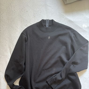 maglione nero lavorato a maglia