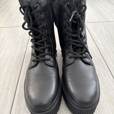 Stiefeletten mit kleinem Keilabsatz