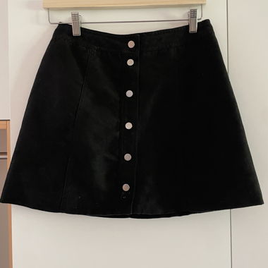 Schwarzer Kunstwildleder  Minirock mit Knopfleiste