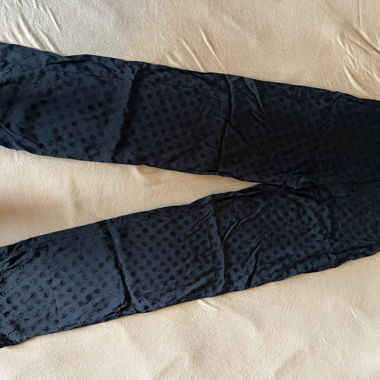 Dunkle Hose mit Punkten