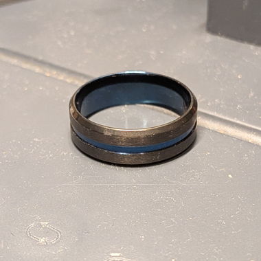 Bague noire en métal avec bleu 