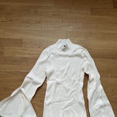 Weißes Langarmtop mit Plissee Ärmeln
