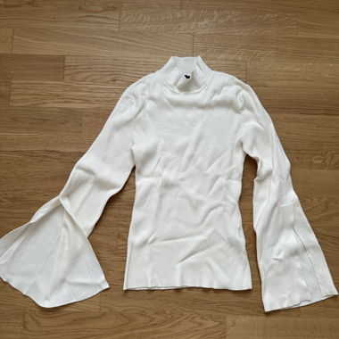 White Long-Sleeve Top with Pleated Sleeves