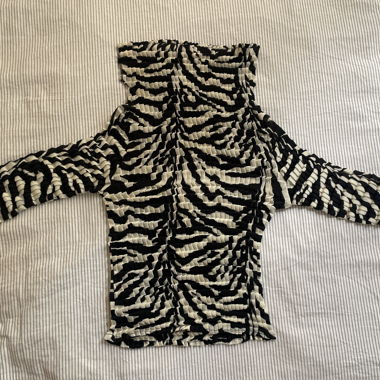 Haut asymétrique noir et blanc à une épaule