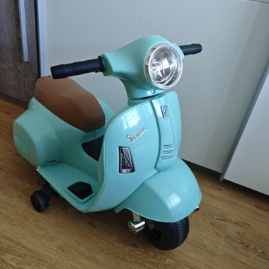 Vespa elettrica per bambini con adattatore