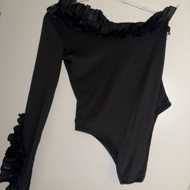 Schwarzer Wickelbody mit Rüschen