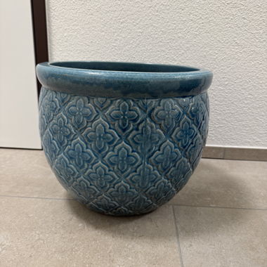 Vaso-porta piante in ceramica azzurro chiaro con rilievi floreali