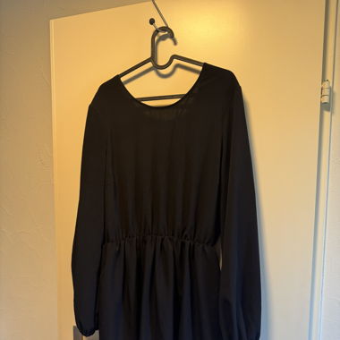 Schwarzes Minikleid