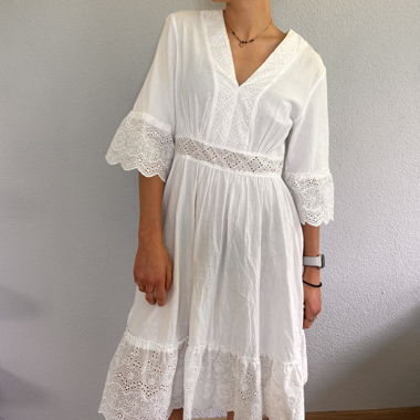 Sommerkleid in weiss mit Spitze
