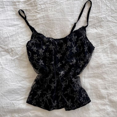 Schwarzes Mesh-Cami-Top mit silberner Blumenstickerei