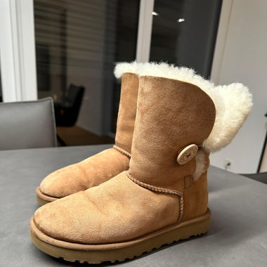 Boots (UGGS)