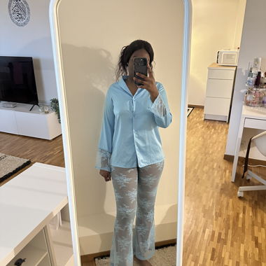 Pyjama bleu clair en dentelle