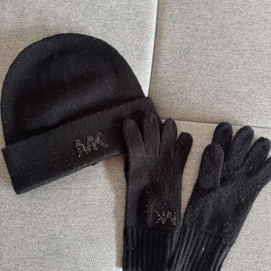 Ensemble bonnet et gants noirs