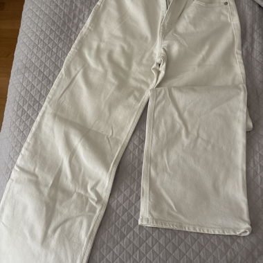Hoch taillierte Jeans in gebrochenem Weiss