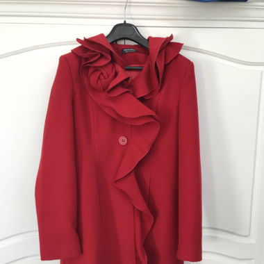 roter Übergangsmantel mit Rüschen-Kragen